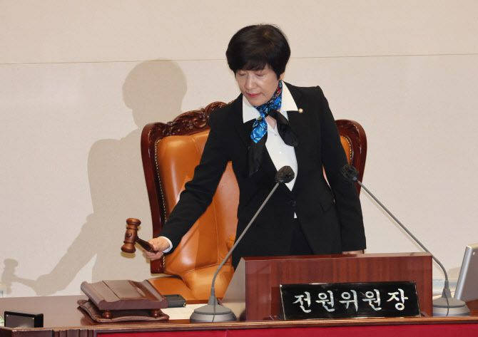 10일 오후 국회 본회의장에서 열린 전원위원회에서 전원위원장을 맡은 김영주 국회부의장이 의사봉을 두드리고 있다. (사진=연합뉴스)