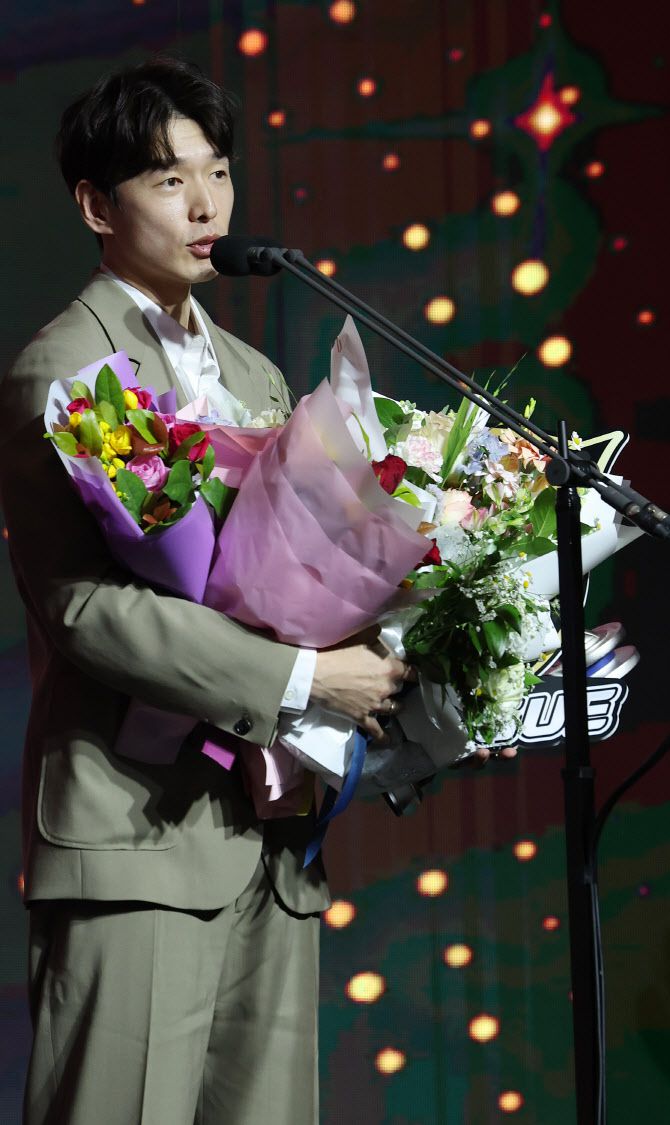 10일 오후 서울 용산구 그랜드 하얏트호텔에서 프로배구 2022~23 V-리그 시상식에서 남자부 정규리그 MVP를 수상한 대한항공 한선수가 소감을 말하고 있다. 사진=연합뉴스