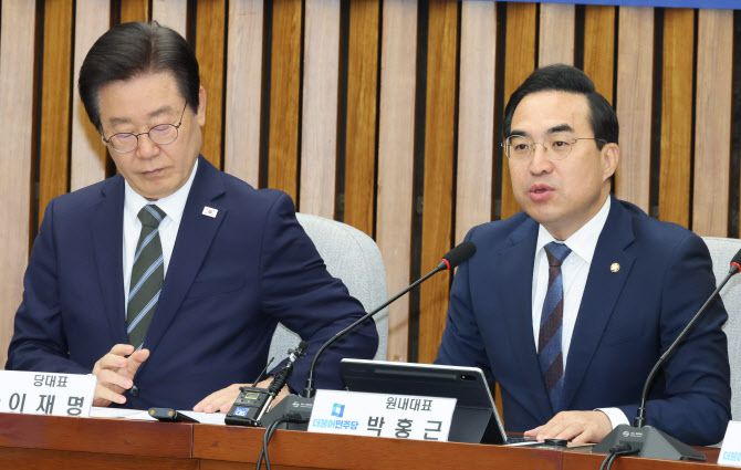 더불어민주당 박홍근 원내대표가 12일 국회에서 열린 확대간부회의에서 발언하고 있다. (사진= 연합뉴스)