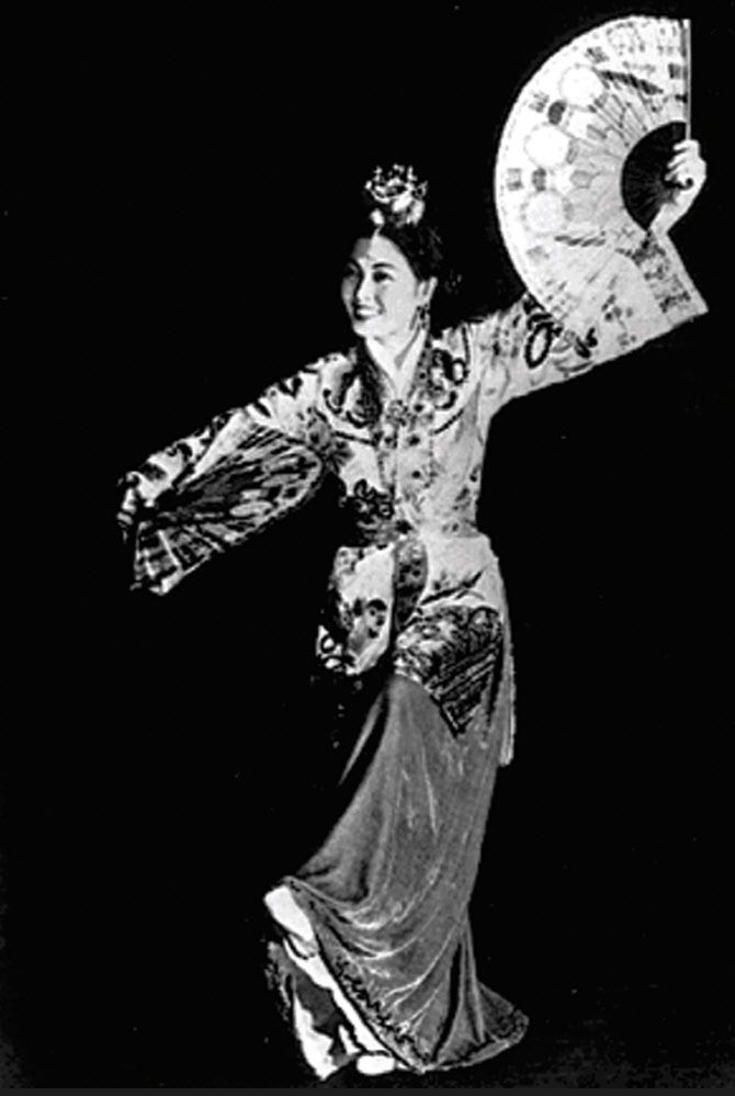 ‘김백봉 부채춤’은 평안남도의 역사와 문화를 기반으로 한국 전통춤의 근 현대 과정 속에서 성장하고 꽃피운 우리나라의 대표적인 춤이다. ‘김백봉 부채춤’의 형태적 특징은 중후함, 유연함, 탄력성을 들 수 있으며 부드러운 곡선과 음양의 조화로 이루어지는 다양한 춤사위 그리고 한국적 정서가 깊게 묻어나는 부채춤만의 독특한 예술미학적 기법 등이 그 춤의 철학으로 삼고 있다.(자료 출처=문화재청 국가문화유산포털)