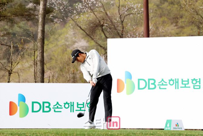 KPGA 코리안투어가 12일 강원도 춘천 라비에벨 컨트리클럽 올드 코스에서 열린 DB손해보험 프로미오픈으로 2023시즌 대장정에 돌입했다. 장희민이 11번홀에서 티샷하고 있다. (사진=KPGA)