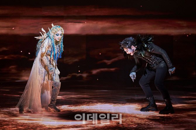 뮤지컬 ‘데스노트’에서 렘 역을 맡은 배우 이영미(왼쪽), 류크 역을 맡은 배우 장지후의 공연 장면. (사진=오디컴퍼니)