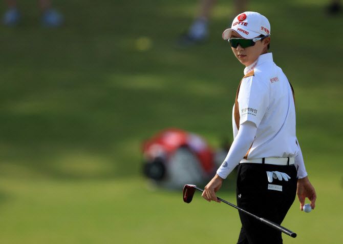 퍼팅 라인을 보는 김효주(사진=AFPBBNews)