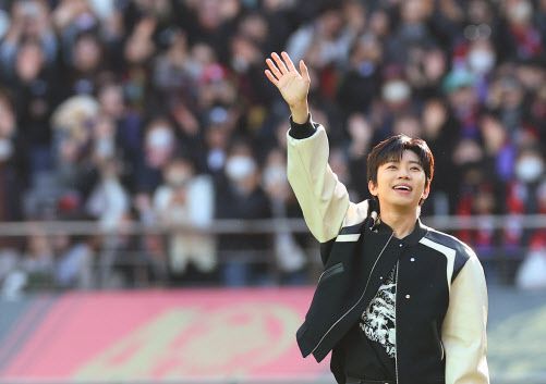 8일 서울월드컵경기장에서 열린 2023 프로축구 K리그1 대구FC와 FC서울의 경기 시축자로 나선 가수 임영웅이 하프타임 때 팬들을 위한 깜짝 공연을 펼치고 있다(사진=연합뉴스).