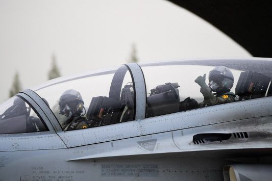 한미 공군은 오는 17일부터 28일까지 광주기지에서 ‘23년 연합편대군종합훈련’을 실시한다. 이번 훈련에 참가하는 한국의 FA-50 조종사가 지난 14일 광주기지에 착륙한 뒤 엄지를 치켜 세우며 이번 훈련에 대한 자신감을 보이고 있다. (사진=공군본부)