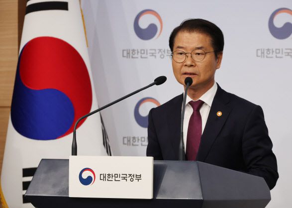 이정식 고용노동부 장관이 20일 정부서울청사 별관에서 ‘노동조합 회계 투명성 강화 및 불공정 채용 근절 관련 브리핑’을 하고 있다.(사진=연합뉴스)