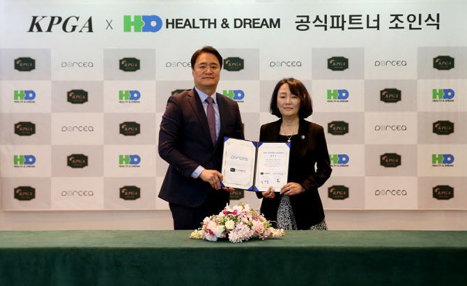 (왼쪽부터) 조인식에 참여한 김병준 KGT 김병준 대표와 고정심 헬스앤드림 고정심 대표(사진=KPGA 제공)