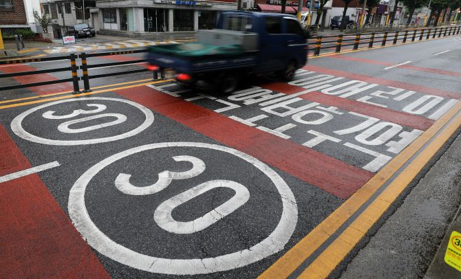 서울 시내의 어린이보호구역(스쿨존)에서 차량들이 이동하고 있다. (사진=뉴시스)