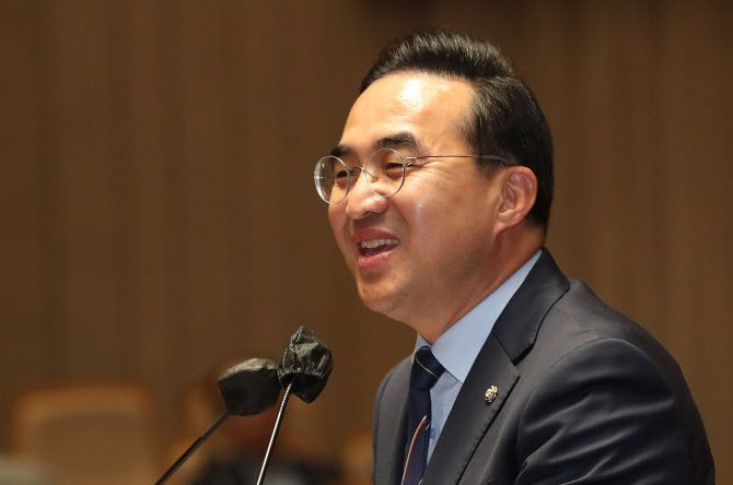 임기 만료를 하루 앞둔 박홍근 원내대표가 27일 서울 여의도 국회에서 열린 의원총회에서 발언을 하고 있다.(사진=뉴스1)