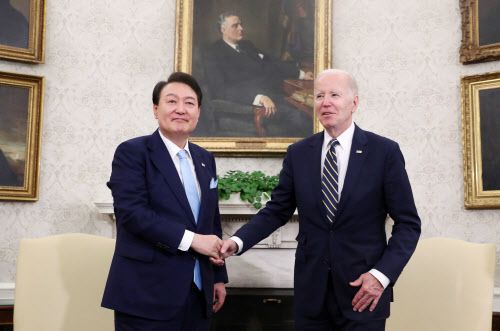 윤석열 대통령과 조 바이든 미국 대통령이 26일(현지시간) 워싱턴DC 백악관에서 열린 소인수 정상회담에서 악수하고 있다. (사진=뉴시스)