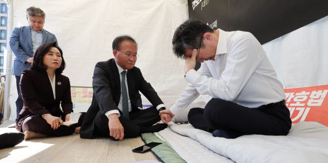 윤재옥 국민의힘 원내대표가 1일 오후 서울 용산구 대한의사협회 회관 앞에서 간호법 의료인면허 취소법 저지를 위해 단식 투쟁 중인 이필수 대한의사협회장을 만나 대화하고 있다. (사진=연합뉴스)