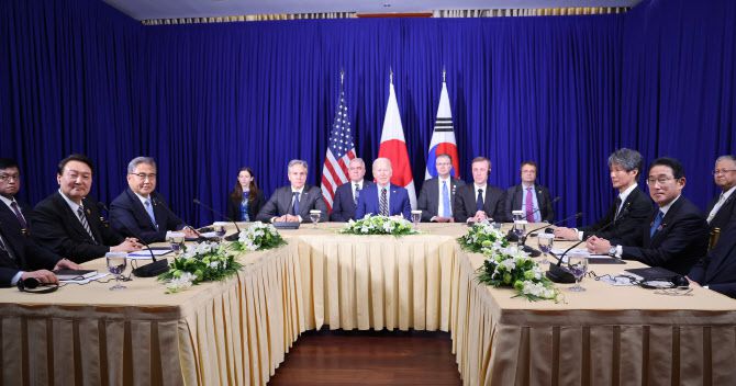 지난 해 11월 13일(현지시간) 캄보디아 프놈펜 한 호텔에서 열린 한미일 정상회담에서 윤석열 대통령이 조 바이든 미국 대통령, 기시다 후미오 일본 총리와 기념촬영을 하고 있다. (사진= 연합뉴스)