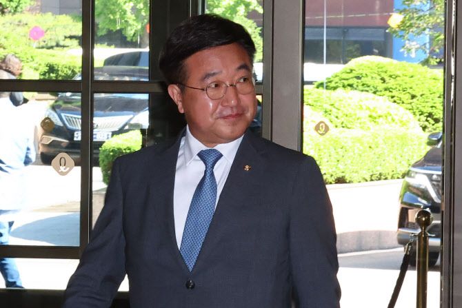 기시다 후미오 일본 총리가 방한 중인 가운데 8일 오전 한일의원연맹 간사장인 더불어민주당 윤호중 의원이 기시다 총리와 면담하기 위해 서울 중구 롯데호텔을 방문하고 있다. (사진=연합뉴스)