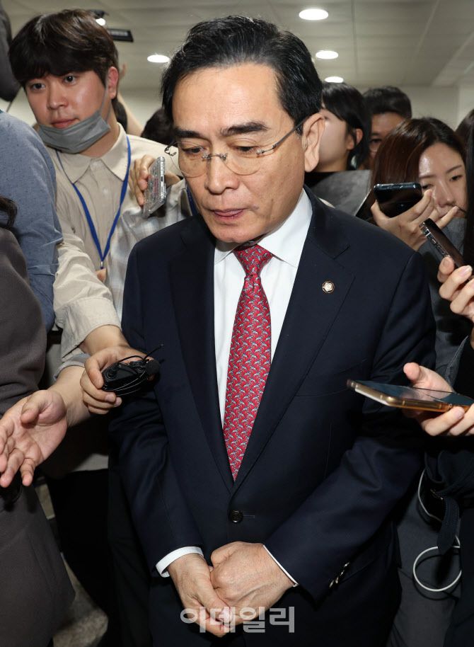 [이데일리 노진환 기자] 태영호 국민의힘 최고위원이 10일 오전 국회 소통관에서 최고위원직 자진 사퇴 기자회견을 한 후 취재진의 질문을 받으며 이동하고 있다.