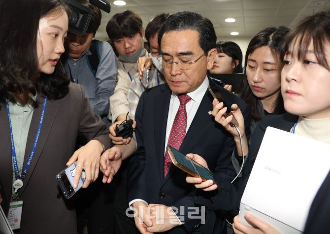 [이데일리 노진환 기자] 태영호 국민의힘 최고위원이 10일 오전 국회 소통관에서 최고위원직 자진 사퇴 기자회견을 한 후 취재진의 질문을 받으며 이동하고 있다.