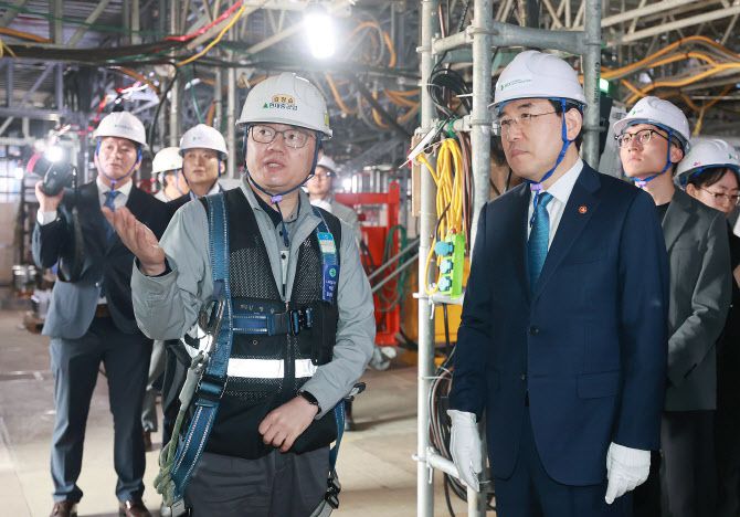 이창양 산업통상자원부 장관이 10일 울산 현대중공업에서LNG운반선의 화물창 건조 현장을 둘러보고 있다. (사진=산업부)
