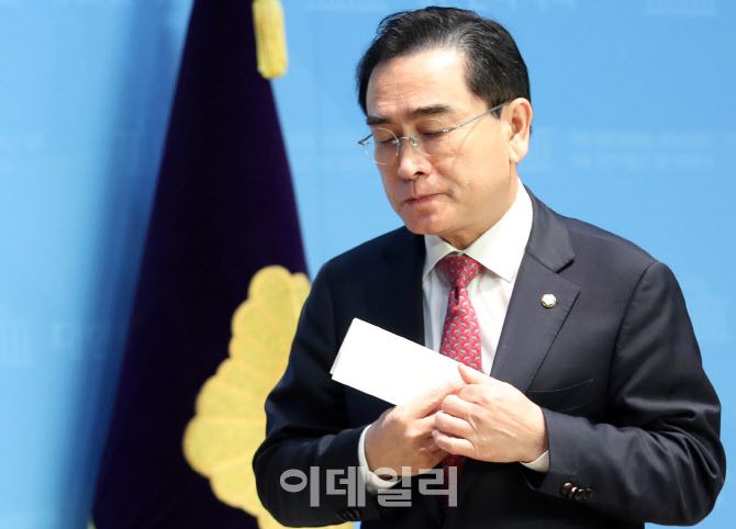 태영호 국민의힘 최고위원이 10일 오전 서울 여의도 국회 소통관에서 최고위원직 자진 사퇴 회견문을 읽은 후 자리를 나서고 있다. (사진=이데일리 노진환 기자)