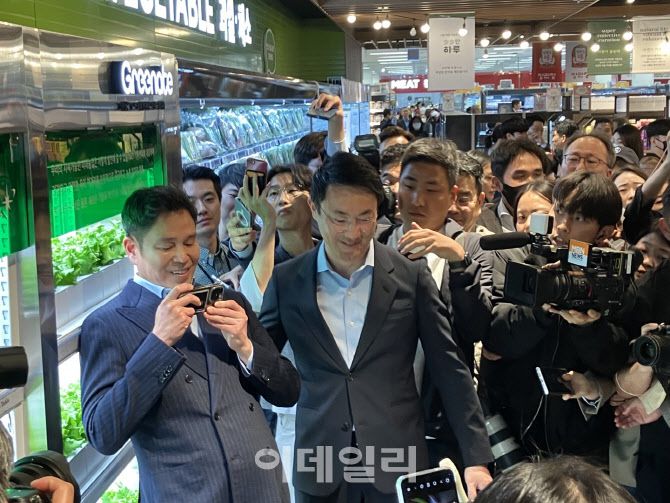 정용진(왼쪽) 신세계그룹 부회장이 3일 인천 이마트 연수점을 방문해 자신의 스마트폰으로 취재진을 촬영하고 있다.(사진=정병묵 기자)