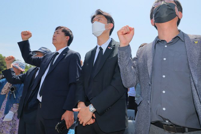 전두환 전 대통령의 손자인 전우원 씨가 17일 오전 광주 북구 운정동 국립 5·18민주묘지에서 열린 추모 제례에 참석해 임을 위한 행진곡을 제창하고 있다.(사진=연합뉴스)