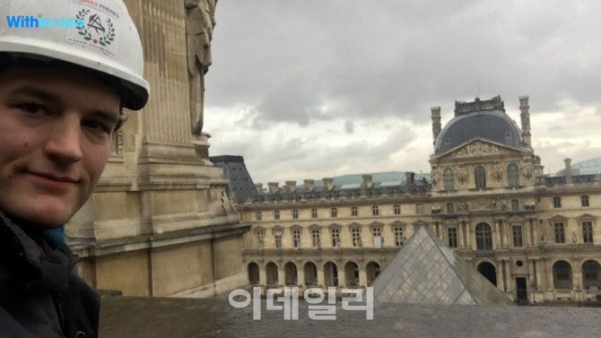 리오넬 매튜는 무려 8년제에 달하는 프랑스 장인학교 ‘콩파뇽 뒤 드부아’(compagnons du Devoir)를 우수한 성적으로 졸업한 후 파리의 심장 건물 자체가 문화재인 루브르 박물관 지붕 개보수 프로젝트에 참여하게 된다.