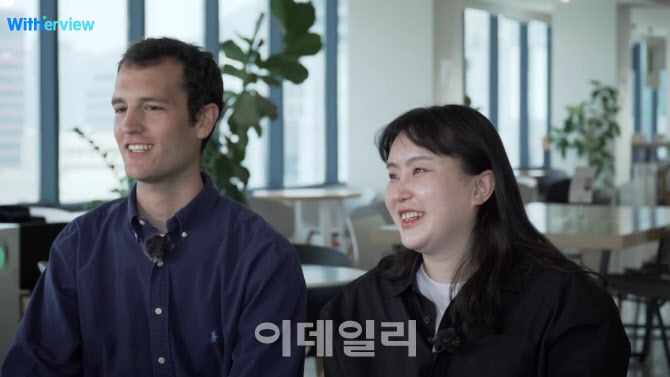 프랑스 지붕 장인 리오넬 매튜(왼쪽)와 한국인 아내 조규연 씨의 커플 이야기는 5월26일 독자 여러분을 찾아갑니다.