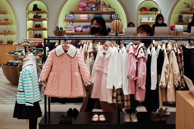 23일 서울 서초구 신세계백화점 아동복 매장에서 시민들이 쇼핑하고 있다.