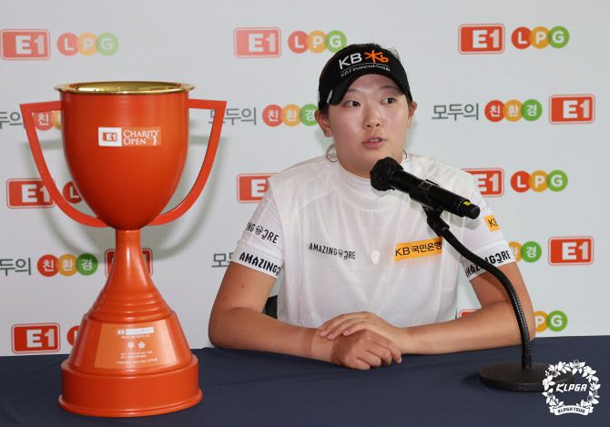 우승 인터뷰하는 방신실(사진=KLPGA 제공)