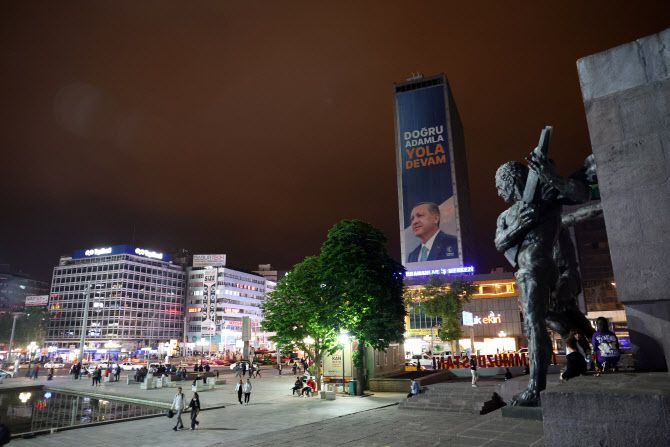 터키 대통령 선거 결선 투표 전날인 27일(현지시간) 터키 앙카라 키질라이 광장의 구벤 공원 기념탑에 레제프 타이이프 에르도안 터키 대통령의 초상화가 걸려 있다. (사진=AFP)