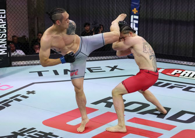 한국의 유상훈(왼쪽)이 크리스 호프먼에게 킥을 날리고 있다. 사진=UFC