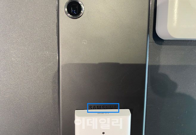 삼성 모바일 제품에서 그간 없앴던 SAMSUNG 로고를 다시 선보인 모습. (사진=최영지기자)