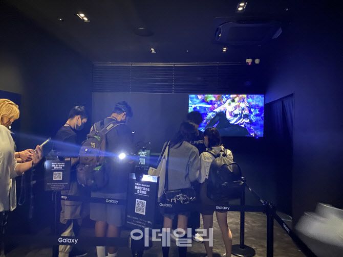 갤럭시 하라주쿠 3층 ‘갤럭시&팀라보’에서 공룡숲 미디어아트를 체험하기 위해 방문객들이 대기하는 모습. (사진=최영지기자)