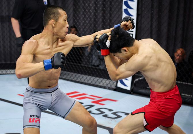 김상욱(왼쪽)이 일본의 마루야마 카즈마에게 펀치를 적중시키고 있다. 사진=UFC