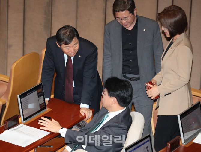 이철규 국민의힘 사무총장과 장제원 의원이 30일 오후 서울 여의도 국회에서 열린 제406회 국회(임시회) 제2차 본회의에 참석해 대화하고 있다.(사진=노진환 기자)