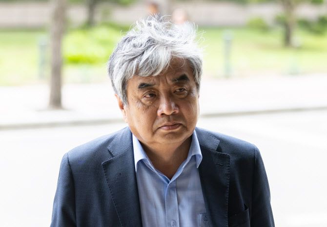 한상혁 방송통신위원회 위원장이 지난달 30일 오전 경기도 과천시 정부과천청사 방송통신위원회로 향하고 있다.(사진=뉴스1)