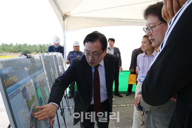 김규현 새만금개발청장이 지난달 31일 스마트 수변도시를 기자들에게 설명하는 중이다. (사진=새만금개발청)