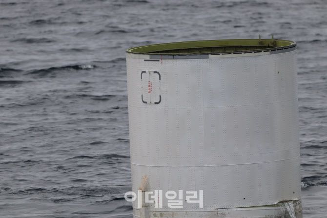 군이 인양한 북한의 우주발사체 일부로 추정되는 물체다. 1단 로켓과 2단 로켓 사이 원통형 연결 부위로 보인다. (사진=합참)