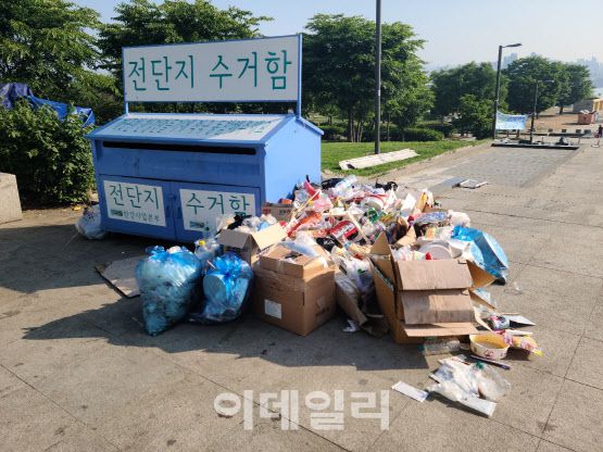 한강공원에서 시립교향학단의 음악공연과 불꽃놀이가 열린 다음날 4일 오전 전단지 수거함 옆에 쓰레기 더미가 버려져 있다.(사진=김영은 수습기자)