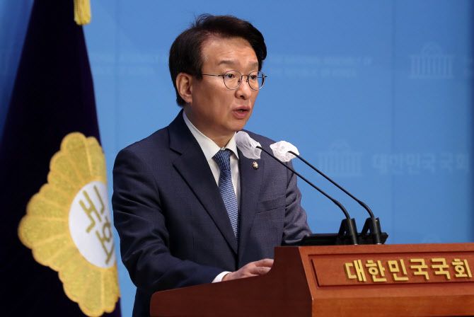 권칠승 더불어민주당 수석대변인이 지난달 5일 오전 서울 여의도 국회 소통관에서 브리핑을 하고 있다.(사진=뉴시스)