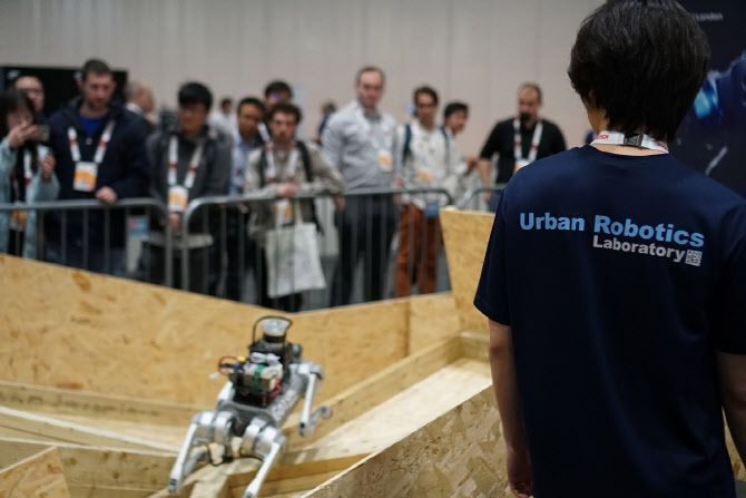 보행로봇 제어기인‘드림워크(DreamWaQ)’를 장착한 KAIST 자율보행로봇