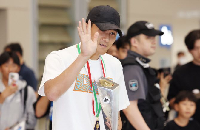 이탈리아 프로축구 세리에A 최우수 수비수 상을 거머쥔 김민재가 6일 영종도 인천국제공항을 통해 귀국하고 있다.(사진=연합뉴스)