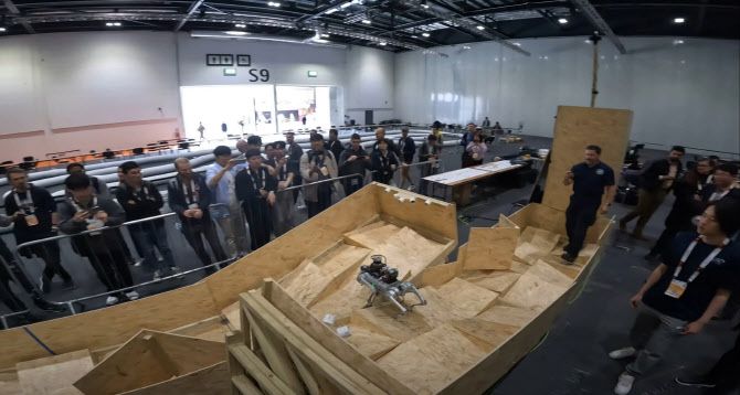 결승전에서의 KAIST 팀 자율 보행 장면