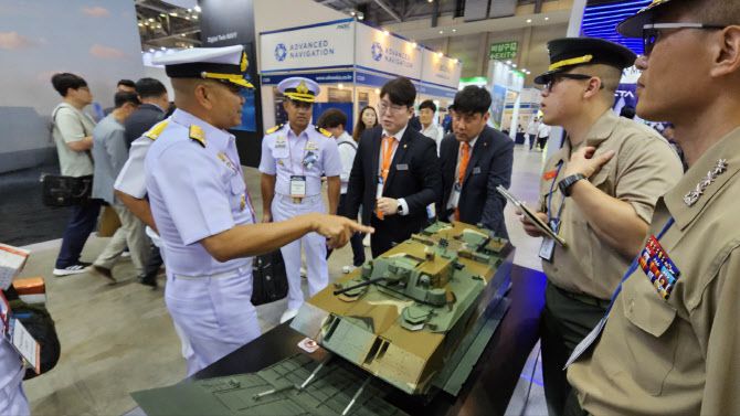 7일 부산 벡스코에서 열린 ‘국제해양방위산업전(MADEX, 마덱스) 2023’ 행사장 한화에어로스페이스 전시 부스에 태국 해병대 사령관과 군 관계자들이 방문하고 있다.(사진=김은경 기자)