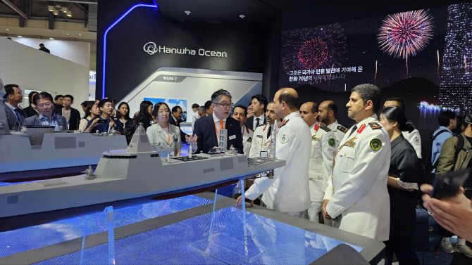 7일 부산 벡스코에서 열린 ‘국제해양방위산업전(MADEX, 마덱스) 2023’ 한화오션 전시 부스에 관람객들이 방문한 모습.(사진=김은경 기자)