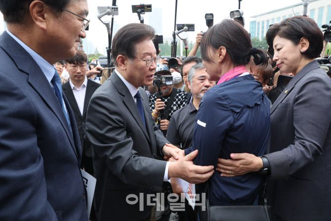 이재명 더불어민주당 대표가 7일 서울 여의도 국회 본청 앞 계단에서 열린 ‘10.29 이태원 참사 진상규명 특별법 제정 촉구 국회 앞 유가족 농성 시작 기자회견’에서 故 김현수 씨의 어머니 김화숙 씨를 위로하고 있다.(사진=노진환 기자)