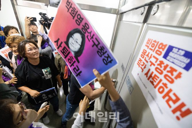 이태원참사 유가족들이 8일 오전 서울 용산구청에서 전날 보석으로 석방된 박희영 용산구청장의 출근을 막으려 구청장실에 진입하려 했으나 잠긴 문에 가로막혀 있다.(사진=이데일리 이영훈 기자)