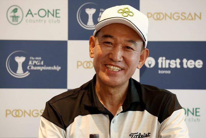 김종덕이 9일 열린 KPGA선수권대회에서 최고령 컷통과에 성공한 뒤 기자회견 도중 환하게 웃고 있다. (사진=KPGA)