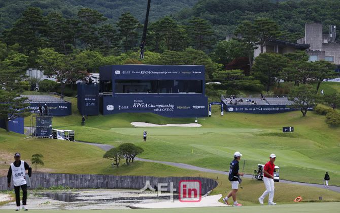 8일 경남 양산의 에이원 컨트리클럽에서 열린 제66회 KPGA 선수권대회 with A-ONE CC에서 선수들이 경기를 펼치고 있다. (사진=KPGA)