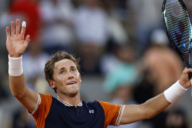 노르웨이의 카스페르 루드가 프랑스오픈 남자 단식 결승 진출을 확정지은 뒤 기뻐하고 있다. 사진=AP PHOTO