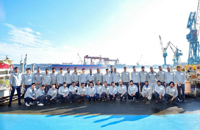 사우디 IMI 조선소 직원들이 HD현대중공업 울산 조선소에 방문해 기념촬영 하고 있다.(사진=IMI 조선소)