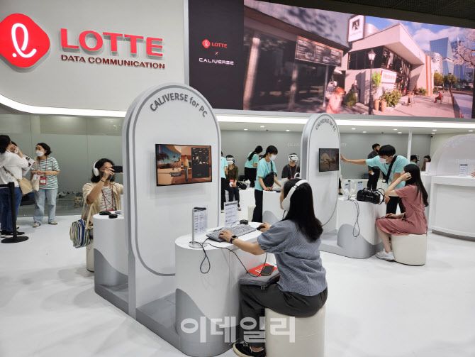 롯데정보통신 자회사 칼리버스는 체험형 메타버스 부스를 꾸려 많은 관람객들의 호응을 얻었다. (사진=김정유 기자)